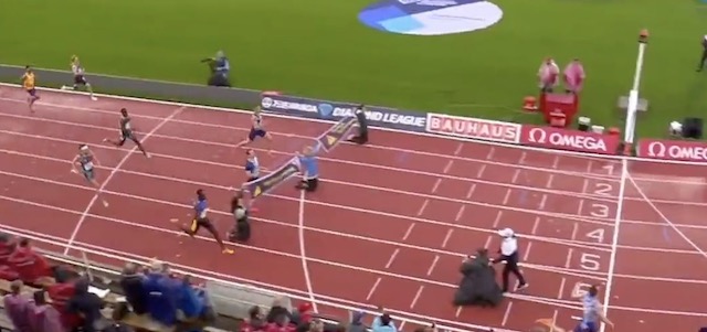 【動画】環境保護団体さん、陸上世界大会男子400メートル障害のゴール前で“横断幕”広げ選手を妨害