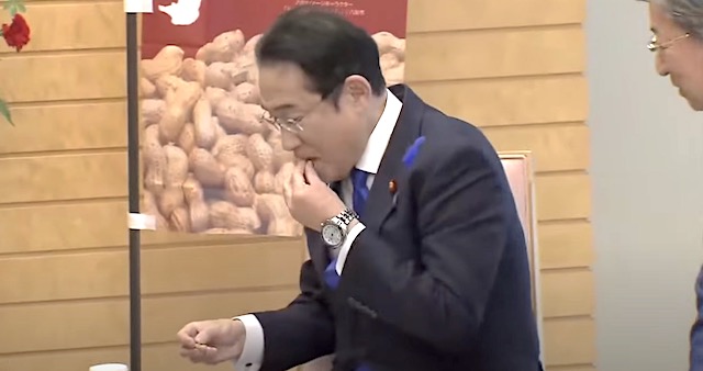 【動画】岸田総理、落花生贈呈に思わず笑顔「ビールのつまみにいい」