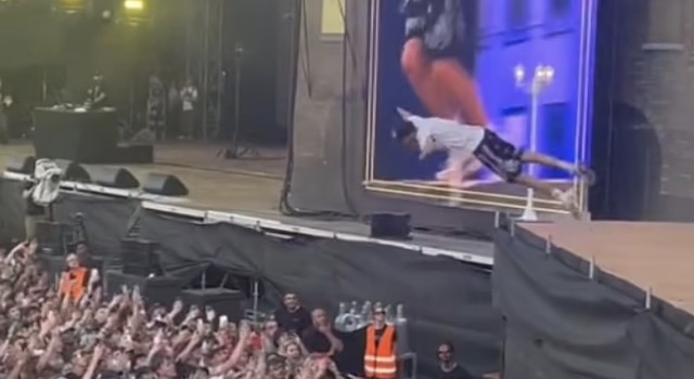 【動画】ラッパー男性、ステージから飛び降りるも、ファンが受け止めず地面に激突…