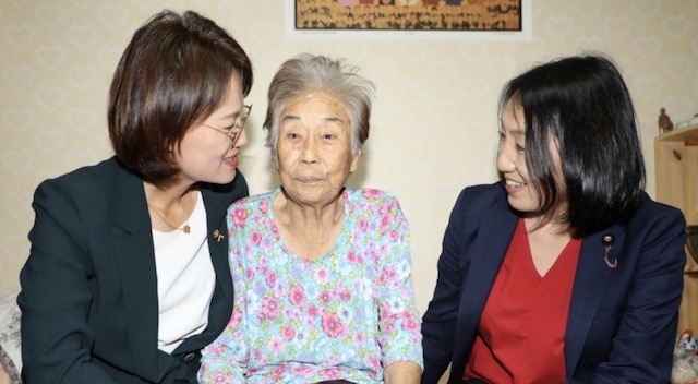 社民党副党首、韓国で元徴用工の女性に謝罪…「加害者の三菱重工が謝罪･賠償するべきだ」「当時の日本は人間ではなかった」