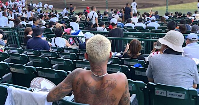 人気ラッパーさん、上裸でタトゥー丸見え… 甲子園観戦マナーに賛否