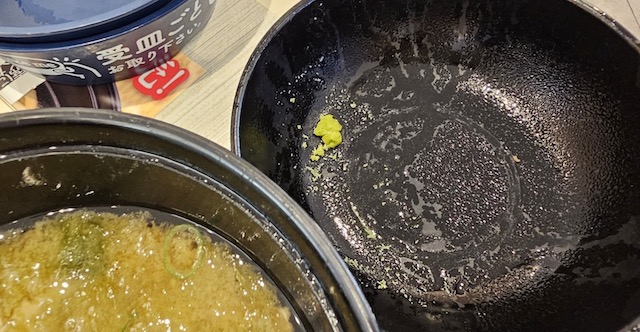 味噌汁の上蓋に食べかけのようなワサビ… はま寿司、一部店舗で不十分な食器洗浄