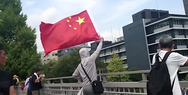【動画】終戦の日に警察出動… 中国国旗を振り回し叫ぶ外国人を確保