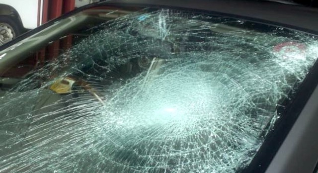 【宇都宮】走行中の車にブロック片を投げつけフロントガラス割る… トーゴ国籍・無職の女(27)逮捕