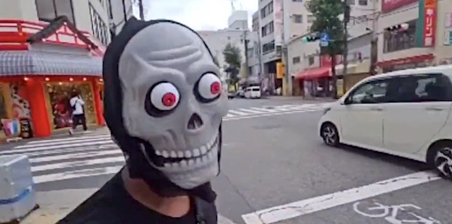 【動画】ジョニーソマリさん、日本でやりたい放題… 不法侵入 & 赤信号で車道に出て進路妨害