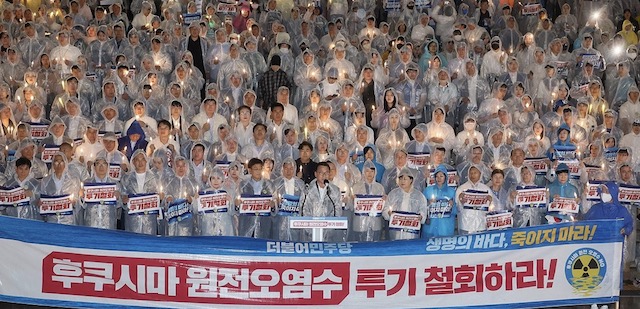 韓国最大野党党員ら1000人、いつもの「ろうそく集会」で海洋放出に反対！