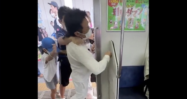 【動画】電車で喧嘩か… 家族総出で止めに入ってて可哀想 (※動画)