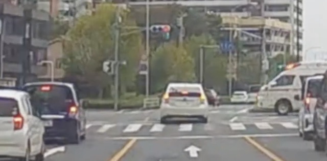 【動画】プリウスさん、黄交差点で救急車と衝突…
