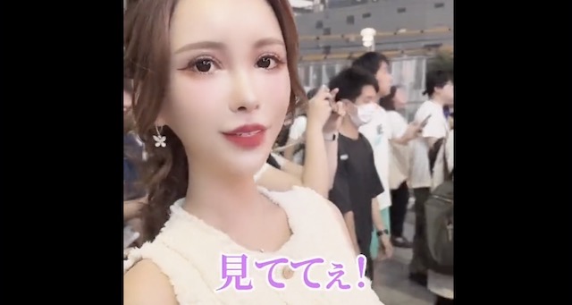 【動画】美人キャバ嬢さん、歌舞伎町を歩くだけでお金を稼ぐ…