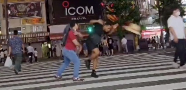 【動画】また来日した“広島に落とすぞ”のYouTuber、横断歩道で踊っていた所、ぶん殴られる… 男は走って逃走
