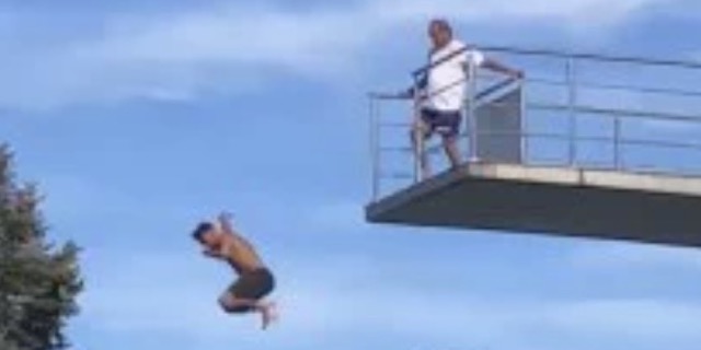 【動画】飛び込み台で躊躇する男性、ライフガードに蹴り落とされる…