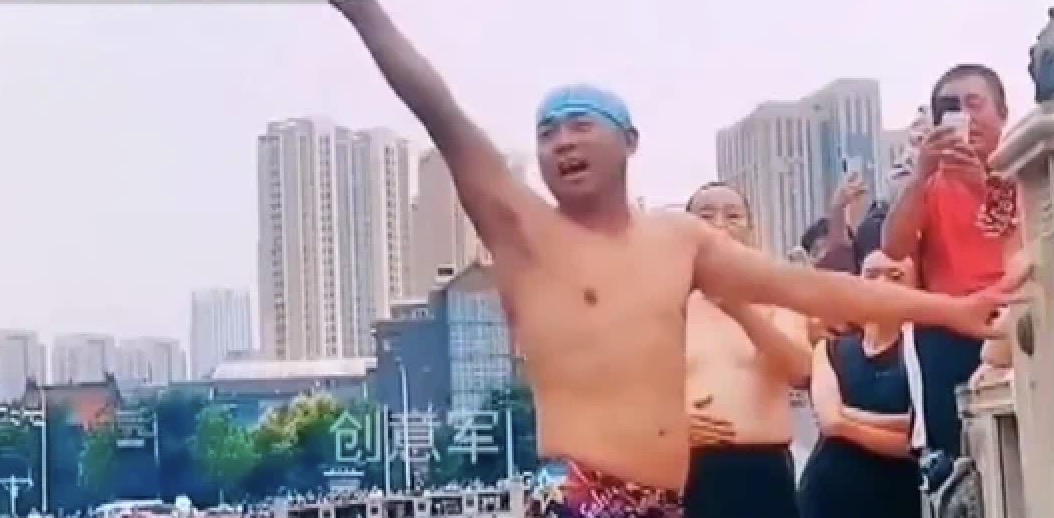 【謎】中国人、なぜか川に飛び込んで“ＡＬＰＳ処理水海洋放出”に抗議