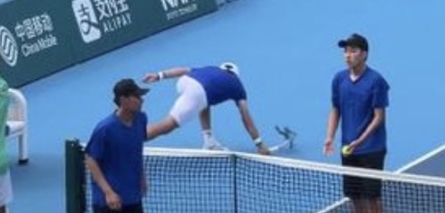 【テニス】敗北した韓国テニス選手、ラケット叩きつけ破壊 → 握手拒否