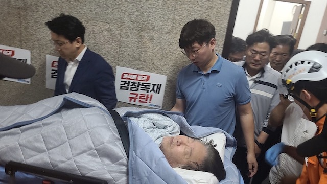 ハンスト中の韓国最大野党代表、病院搬送を一旦拒否 → やっぱり搬送