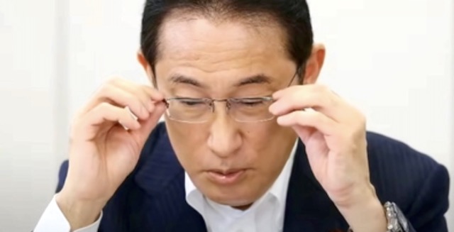 岸田文雄総理、メガネを調整