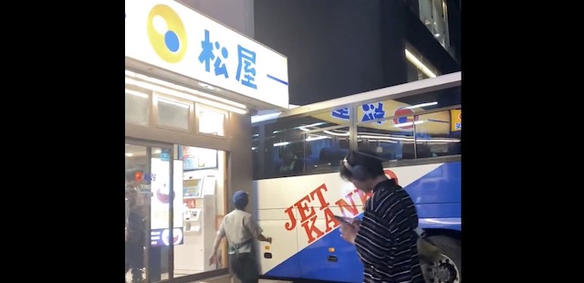 【動画】観光バス、松屋にダイナミック入店…