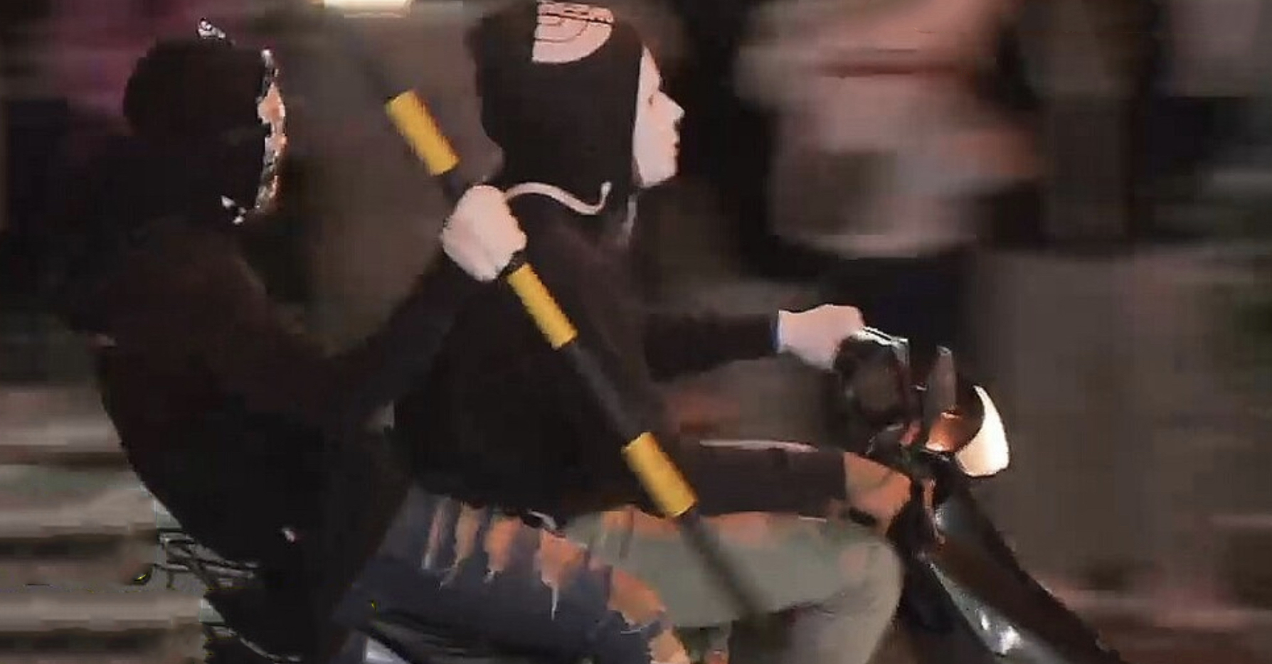 【福岡・田川市】仮面の2人組がバイクで“暴走” → 記者「なんで暴走するの？正直ダサいよ？」→ やじ馬「くらすばい（ぶん殴るぞ）」