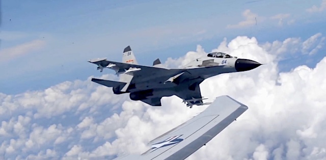 【動画】中国軍機、米軍機に接近し「威圧的で危険な」飛行繰り返す