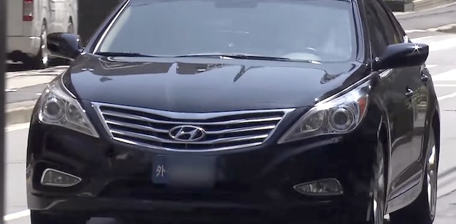 【動画】韓国大使館、『違法フルスモーク車』で走行… 直撃取材に「気がつかなかった」