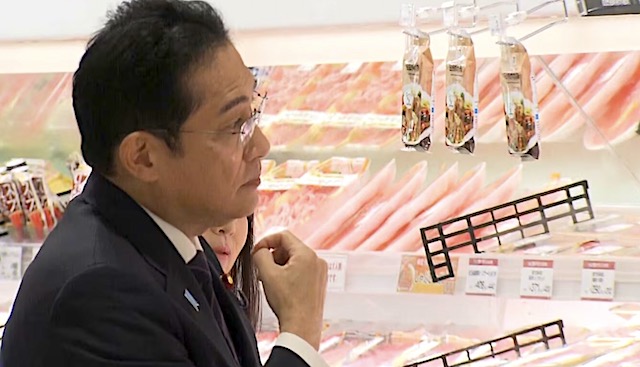 岸田首相、スーパーを視察「野菜や肉、確かに高くなっている。思い切った対策を実行する」