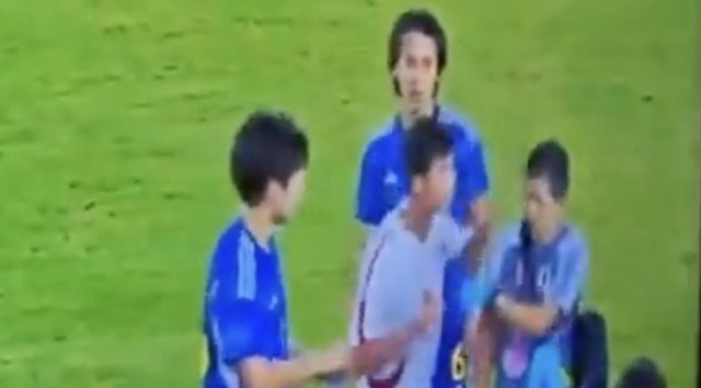 【サッカー】北朝鮮代表、日本側のウォーターボトル貰っといて日本のスタッフに殴りかかろうとしたり、試合後審判取り囲んだり… スポーツマンシップの欠片もない(※動画)