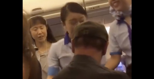 【話題】『飛行機の機内でキレる女性に冷静に笑顔で対応するCA』(※動画)