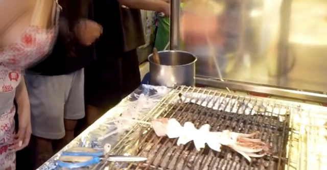 【動画】台湾の『イカ焼き』屋台、味も見た目も普通なのに大人気！→ 理由…