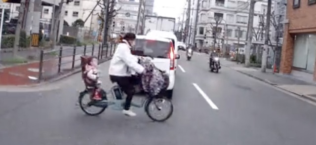 【動画】子供を乗せて『ノールック横断』する自転車が危険過ぎる… “バイクの人が可哀想”と話題に