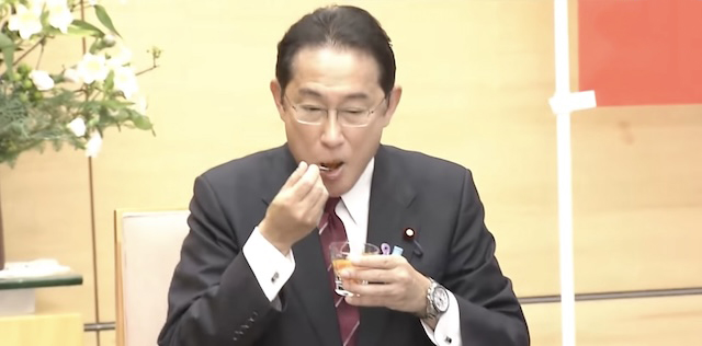 岸田首相、柿を試食し一句「柿食えば　よりよい明日へ…」