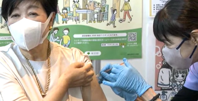 【話題】『岸田総理大臣と小池都知事にワクチンを射ってる女性が同じなんだけど… 違和感を感じるのは私だけ？』