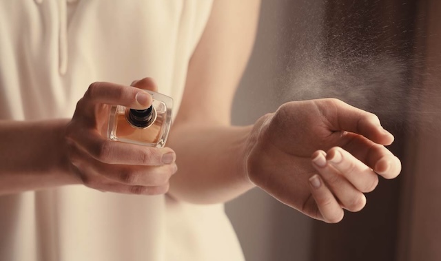 【動画】「首、手首につけるのは時代遅れ」ルイ・ヴィトンの調香師が教える香水の付け方