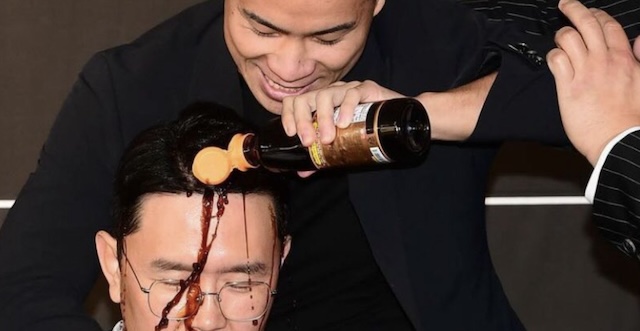 【動画】ブレイキングダウンの醤油ニキ、韓国で相手ファイターに醤油をかける暴挙…
