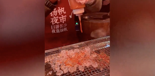 【話題】『中国で話題の氷を炒めた料理、油を塗り唐辛子やクミンなどの調味料で味付け…』(※動画)