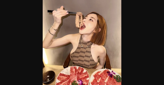 DJ SODAさん、肉を高く持ち上げる食べ方に「すごい下品」「綺麗に食べて」