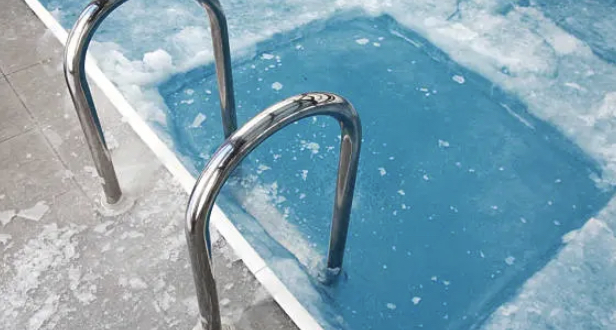 【摩訶不思議】気温11度の沖縄でプールの水、凍る！→ 専門家「？？？」