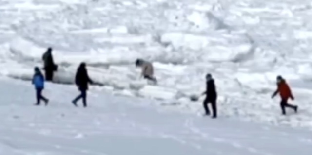 【北海道】中国人観光客、流氷に乗り遊ぶ… 海保と網走市が注意喚起　落ちたら15分で死亡