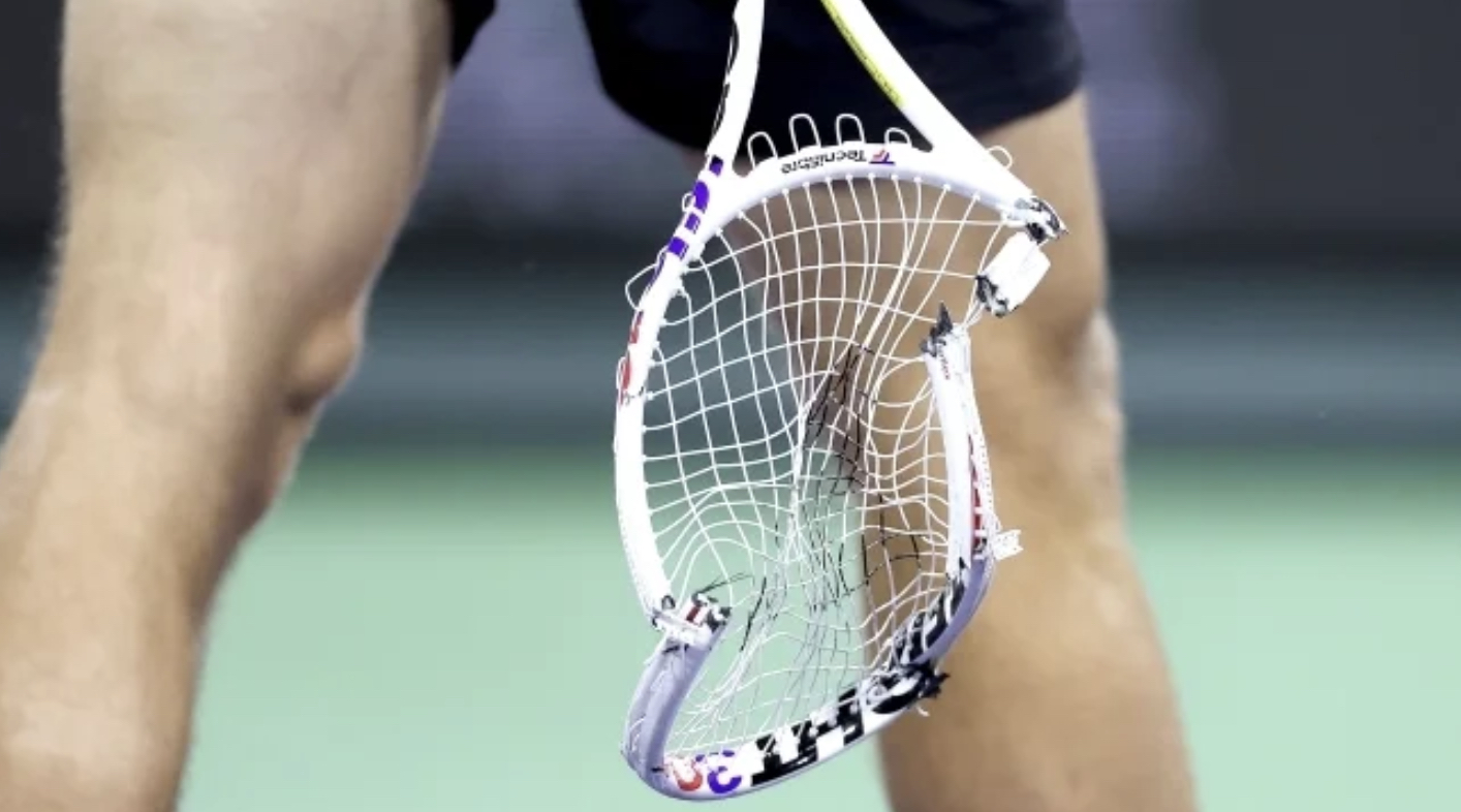 「ありえない暴挙だ！」ブチ切れた蘭テニス選手がラケットを“８秒で８回”叩きつけて完全破壊→ネット上で批判殺到！