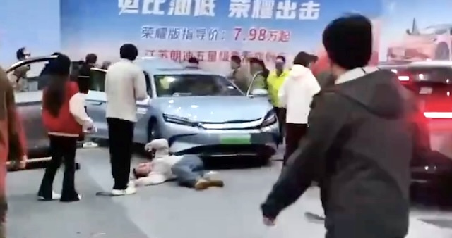 【動画】中国・南京のモーターショーでEVが突然発進、複数人をはねる…