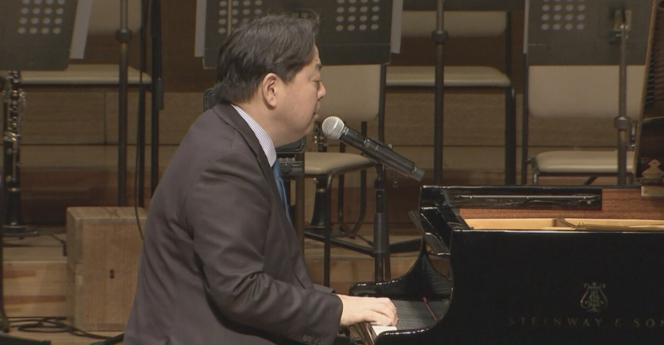 【動画】林官房長官「音楽は私の人生の大切な一部」 3.11チャリティーコンサートでピアノを弾き語り