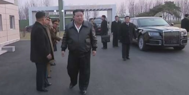 北朝鮮・キム総書記、プーチン大統領から贈られた車を初使用”