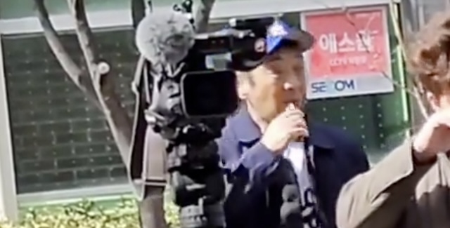 【動画】日本のマスコミ、韓国の球場でタバコを吸って怒られる…「宮根さん韓国まで何しに来てるの？」
