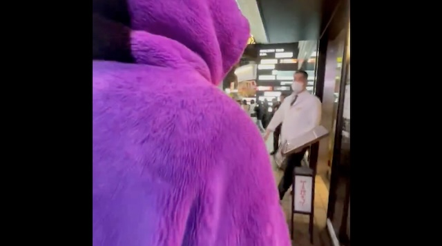 【動画】焼肉店前でふざけて動画撮影したトー横キッズ、店員になぐられる…