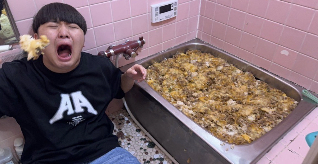 【動画】人気YouTuber「友達の風呂にチーズ牛丼200人前詰めてみた！」→ 反応『食べ物を粗末にする人嫌い…』