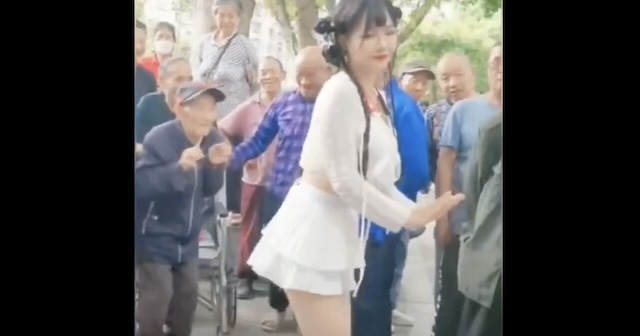【中国】車椅子のおじいちゃん、女性のダンスに釣られてうっかり踊ってしまう…