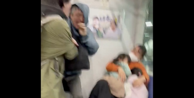 【話題】『上野駅にて、良い大人が大喧嘩で非常停止ボタンを使用。やばすぎる…』