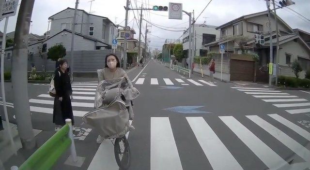 【動画】逆走(通行区分違反)してきた自転車女性、なぜかブチギレ…