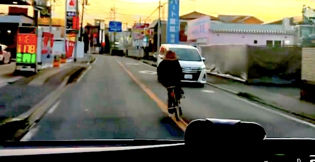 【動画】迷惑自転車出現！ 車道の中心を走行し対向車を煽り信号無視