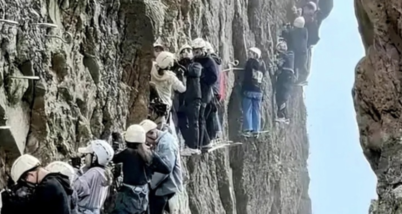 [Scary]中国、混雑した崖ルートで登山者が1時間以上立ち往生