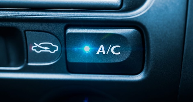 【車専門メディア】車の「A/Cボタン」押すとどうなる？ → 涼しい風がでます！