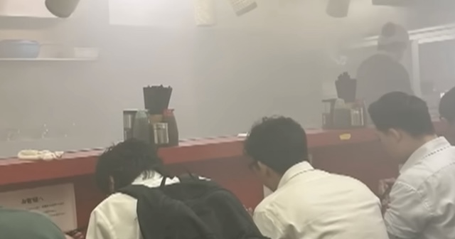 【動画】「ラーメン二郎」客、火事でもラーメンを食べ続けてしまう…